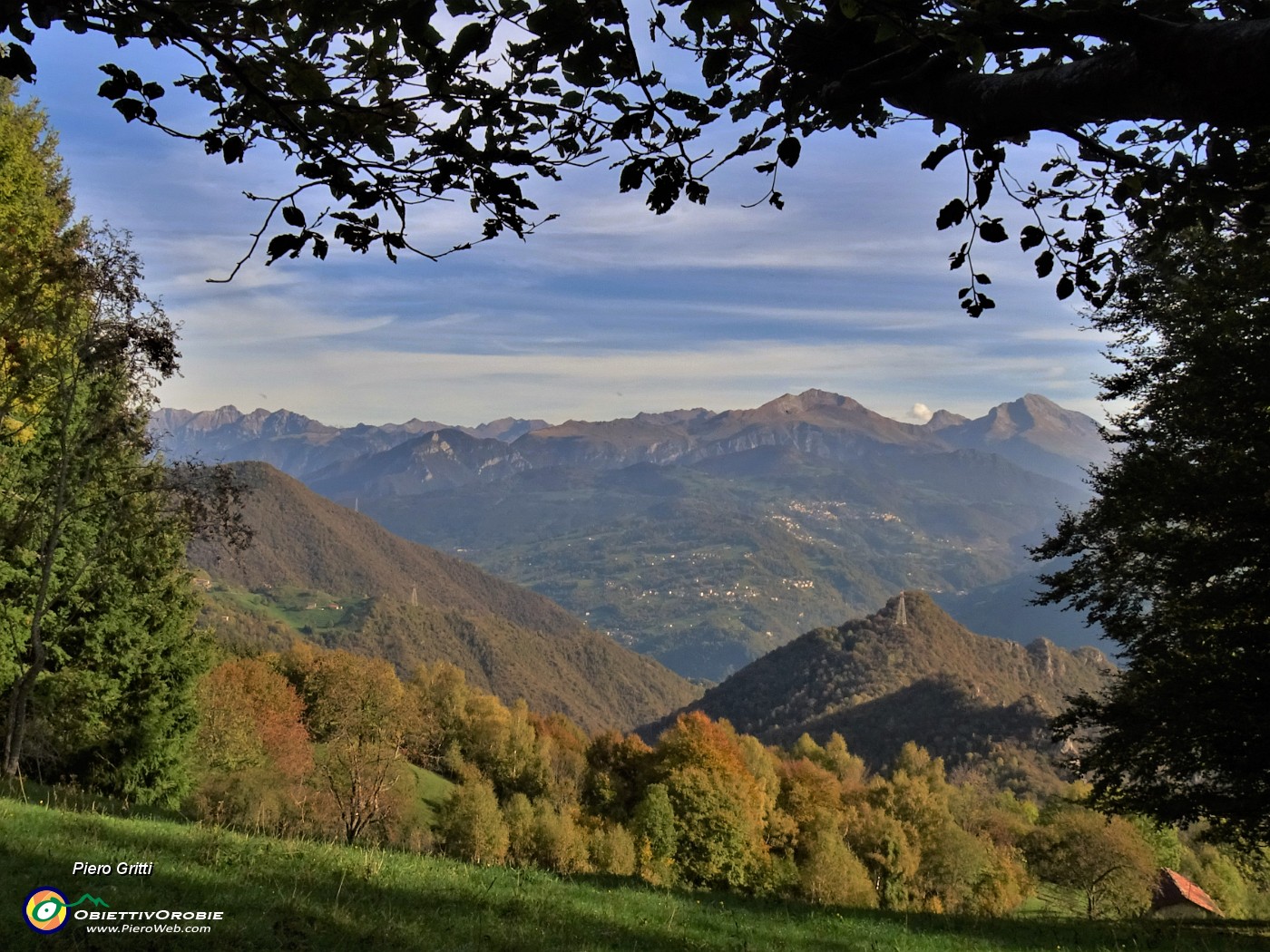 15 Dal roccolo degli Spadi vista verso Arera e Menna.JPG